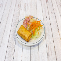 Ensalada china con rollo de primavera