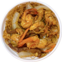 Fideos de arroz fritos tres delicias